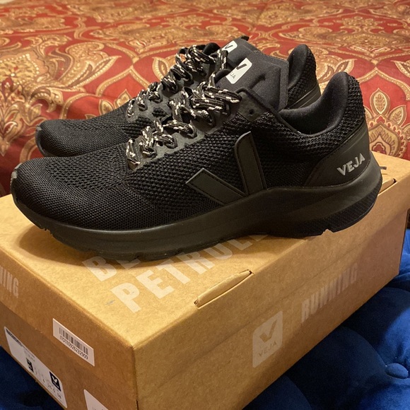 NWT Veja black sneakers EU size 40 (women’s 8 1/2-9/men’s 7).Brand new with box. - Picture 2 of 14